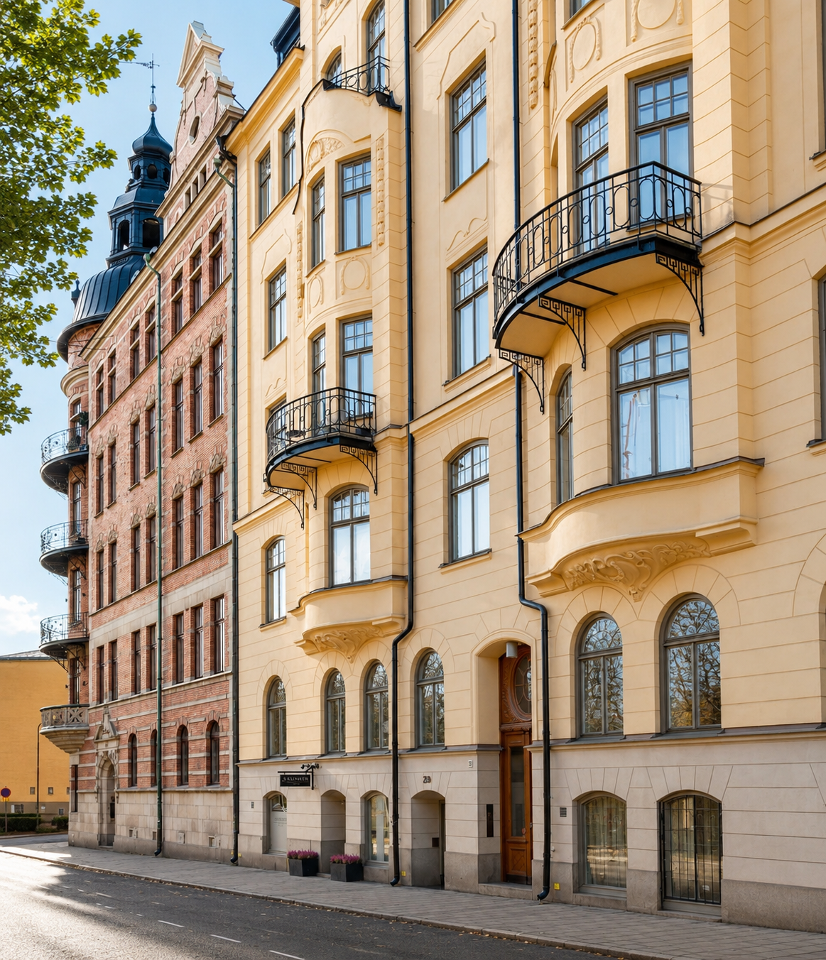 Klassiska Östermalmsfasader vid S-Kliniken på Narvavägen i Stockholm
