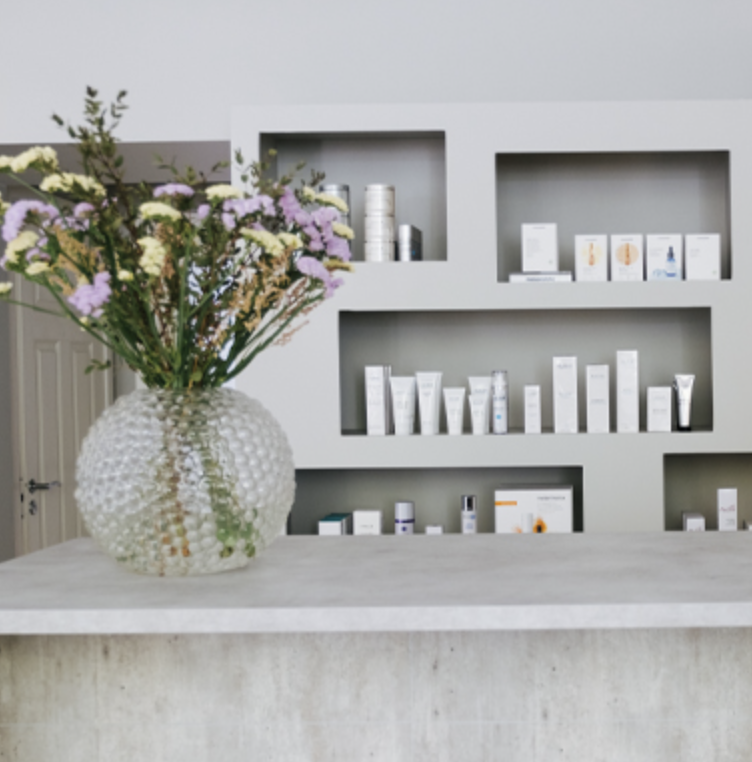 Produkthylla i receptionen på S-Kliniken, medicinsk hudklinik på Östermalm i Stockholm
